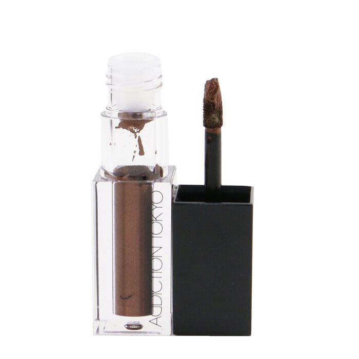 An ultra-sparkling liquid eyeshadow that brightens your gaze with a single coat Generously formulated with different large & small pearls as if it’s packed with stardust Resists caking & retains its beautiful colour & lavish shine all day Features an applicator that lets you easily apply it with pinpoint precision