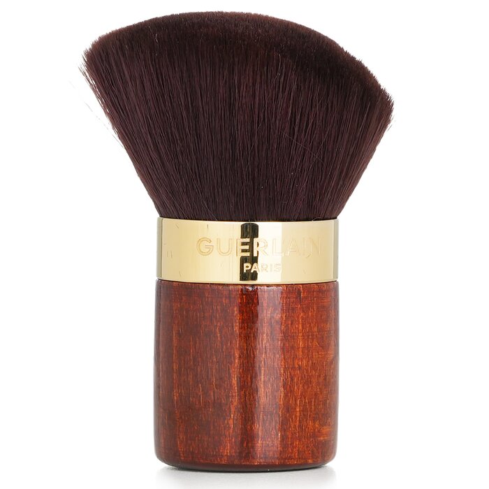 A brush in total harmony with the powder & skin The ideal companion for all Guerlain powders Works with any type of powder as desired with a beveled & generous shape Designed with ultra-soft bristles to deposit a light veil of powder to guarantee a seamless result Features a responsibly sourced lacquered wood base with the FSC WOOD label Developed with an ultra-practical kabuki format which allows it to be carried everywhere Well protected in a velvet suede pouch Elegant & travel-friendly